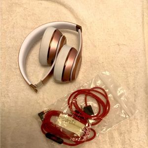 Beats by Dre Solo3 wireless headphones with charging usb